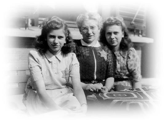 Foto van moeder Marianne Mogendorff Zendijk met links dochter Maud en rechts dochter Sonja. Zij is samen met haar man Justus in Sobibor vermoord. Maud Sonja en hun zus Jenny overleefden door onder te duiken.