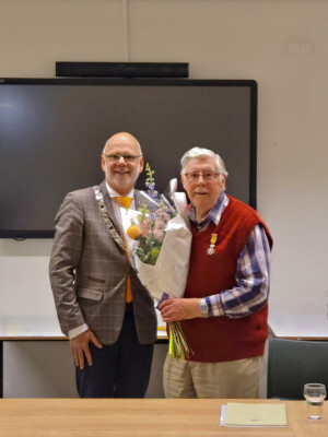 Burgemeester met Henk Lieftink na de uitreiking van de Koninklijke onderscheiding. Fotograaf Vivian Lammerse