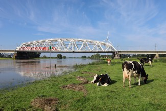 Foto van de spoorbrug over de Gelderse IJssel bij Westervoort. Fotograaf Wim Eikelboom