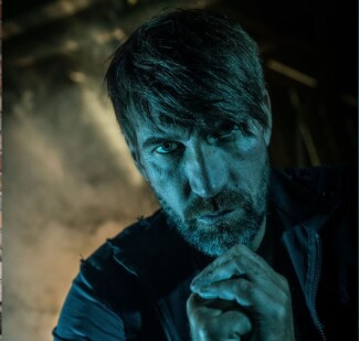 Foto van dialectmuziektekstenschrijver Gerwin Ruesink van het Rammstein achtige Ondog 