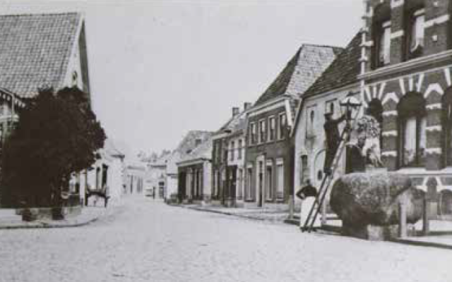 Foto van de Steen met leeuw op de Markt in Lichtenvoorde. Daarachter steekt de lantaarnopsteker de straatlantaarn aan. Bron ECAL Foto van de Steen met leeuw op de Markt in Lichtenvoorde. Daarachter steekt de lantaarnopsteker de straatlantaarn aan. Bron ECAL