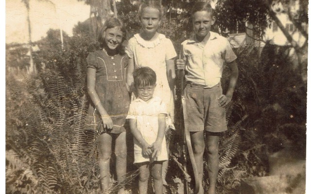 Foto van de moeder van Karin Sitalsing Anne Loor, het meisje rechts en haar zus Ilse, het meisje links Foto van de moeder van Karin Sitalsing Anne Loor, het meisje rechts en haar zus Ilse, het meisje links