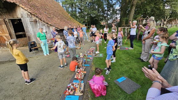 Foto van de resultaten van de knutsels op het Wiesneus kunstcircuit