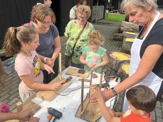 Foto van kinderen die hout bewerken op het Wiesneus kunstcircuit