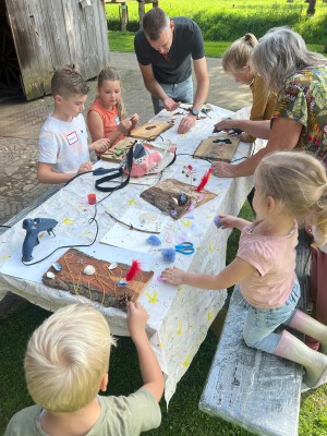 Foto van het knutselen met natuurlijke materialen  op het Wiesneus kunstcircuit