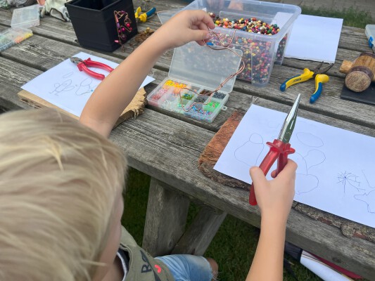 Foto van het knutselen met koperdraad en kralen op het Wiesneus kunstcircuit