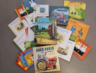 Foto van de collectie kinderboeken in streektaal