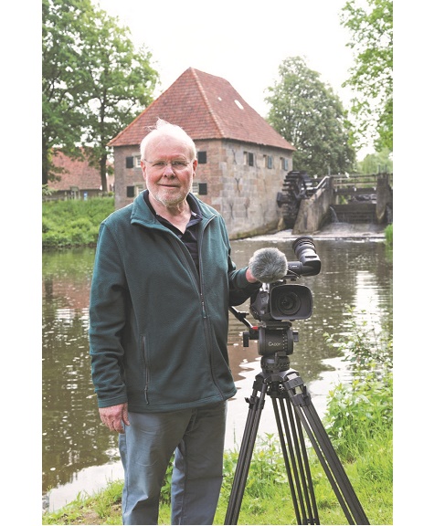Foto van Ben Tragter aan de oever van de Berkel. Fotograaf: Mees Dekker (Oer 40). 
