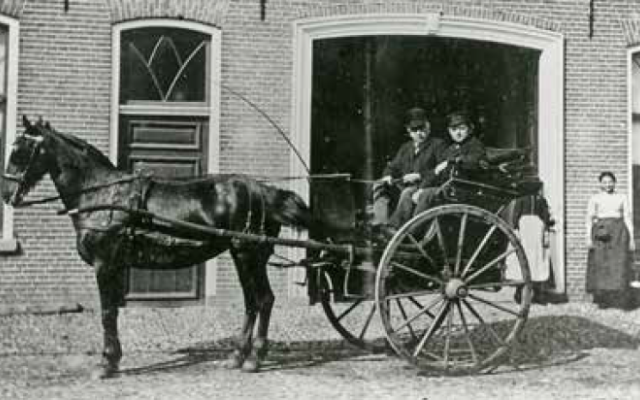 Foto van paard en wagen voor de stal van dokter Schey. Naast de dokter met hoed zit zijn koetsier Johann Pampuch. Rechts staat dienstbode Aaltjen Emsbroek. Borculo september 1894 bron ECAL Foto van paard en wagen voor de stal van dokter Schey. Naast de dokter met hoed zit zijn koetsier Johann Pampuch. Rechts staat dienstbode Aaltjen Emsbroek. Borculo september 1894 bron ECAL