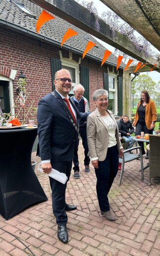 Foto van burgemeester Joris Bengevoord samen met Diana Abbink