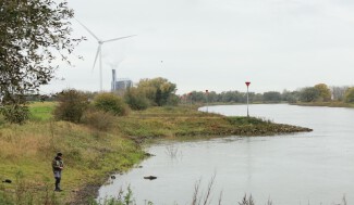 Foto van de Gelderse IJssel ter hoogte van Lathum en Giesbeek. Fotograaf Wim Eikelboom