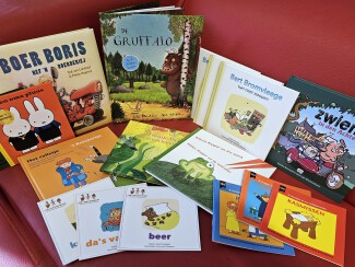 Foto van diverse covers van kinderboeken geschreven in streektaal.