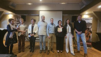 Foto van de genomineerden voor Beste Boek Achterhoek en Liemers 2024 met in het midden juryvoorzitter Gerwin Nijkamp en rechts van hem de winnaars van 2024 en 2023. Foto van de genomineerden voor Beste Boek Achterhoek en Liemers 2024 met in het midden juryvoorzitter Gerwin Nijkamp en rechts van hem de winnaars van 2024 en 2023.