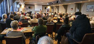 Foto van een volle zaal tijdens het Waeketreffen Foto van een volle zaal tijdens het Waeketreffen