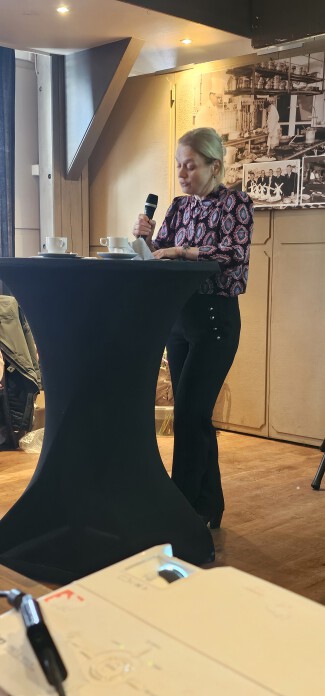 Foto van Corine van den Berg die haar Flonkergood-verhaal 'Europa is veur mien een kloet zand' voordroeg. Foto van Corine van den Berg die haar Flonkergood-verhaal 'Europa is veur mien een kloet zand' voordroeg.
