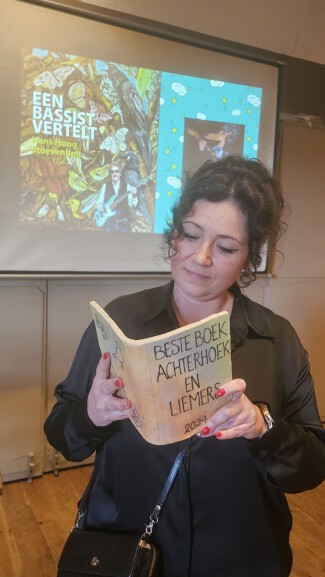 Foto van Delilah Hoog Stoevenbelt met het Beste Boek beeldje voor haar vaders boek Foto van Delilah Hoog Stoevenbelt met het Beste Boek beeldje voor haar vaders boek