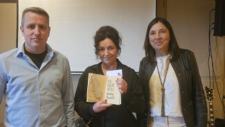 Foto van Delilah Groot Stoevenbelt met de Beste Boek prijs geflankeerd door juryvoorzitter Gerwin Nijkamp en oud winnaar Frederieke Jeletich Foto van Delilah Groot Stoevenbelt met de Beste Boek prijs geflankeerd door juryvoorzitter Gerwin Nijkamp en oud winnaar Frederieke Jeletich